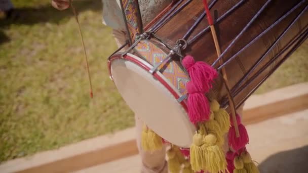 Zbliżenie Strzał Perkusista Ręce Gra Dhol Podczas Sangeet Mehndi Rytuały — Wideo stockowe