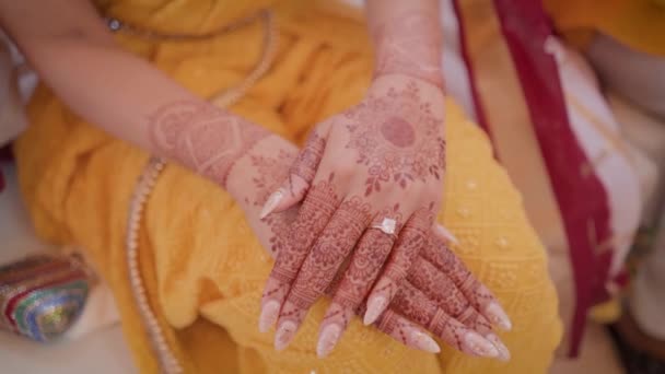 Mehndi Copre Mani Delle Spose Indiane Con Bracciali — Video Stock