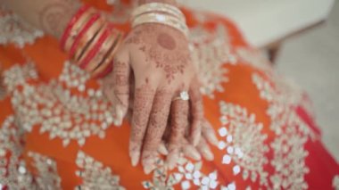 Hintli gelinler eller biçimli kap Mehndi kapsar.