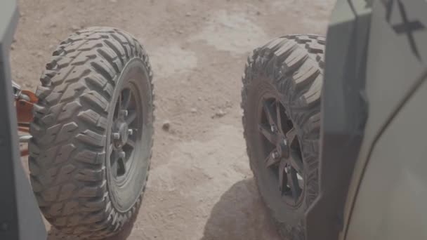 Rörligt Bilhjul Närbild Jeep — Stockvideo