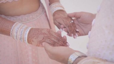 Hint Pakistanlı çift geleneksel kraliyet düğünlerinde el ele tutuşuyorlar..