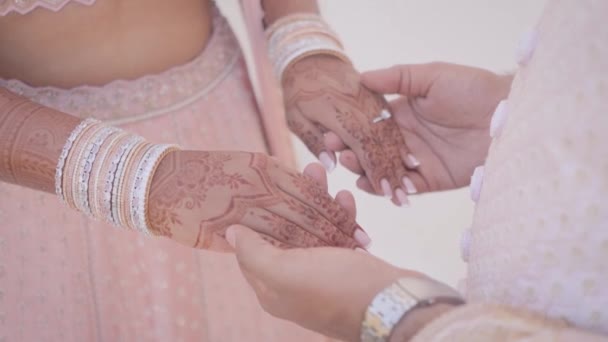 Индийская Пакистанская Пара Держащая Друг Друга Руку Традиционной Королевской Свадьбе — стоковое видео