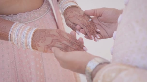 インドのパキスタンのカップルは 伝統的な王室の結婚式で互いに手を握っています — ストック動画