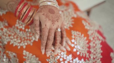 Hintli gelinler eller biçimli kap Mehndi kapsar.