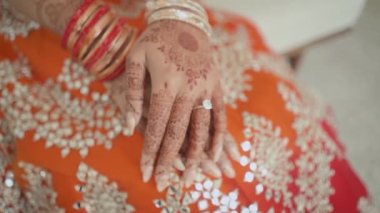 Hintli gelinler eller biçimli kap Mehndi kapsar.