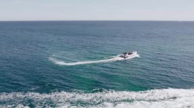 Hızlı sürat teknesi turkuazda.