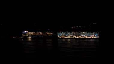 Sahne ışıklarında parlayan el feneri sahnesi.