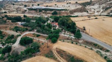 Yeşil doğa arasındaki modern evler. Üst görünüm.