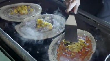 Sebzeli Frankie, Kathi Roll, Veg Franky Wrap yapan bir şefin yakın plan çekimi. Soslar, Patates Doldurması, Hint Rafineri 'nde lahana salatasına baharat eklemek.