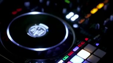 Karıştırıcı konsolunda tekno dj karışık dans ritmi.