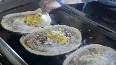 Sebzeli Frankie, Kathi Roll, Veg Franky Wrap yapan bir şefin yakın plan çekimi. Soslar, Patates Doldurması, Hint Rafineri 'nde lahana salatasına baharat eklemek.