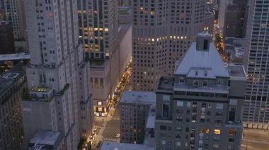 Şehir merkezinde yükselen insansız hava aracı neon ışıklarla aydınlatılıyor..