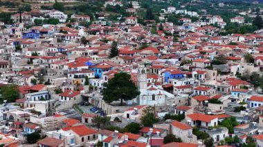 Kuzey Korfu Yunanistan 'daki Agioi douloi köyünün insansız hava aracı görüntüsü