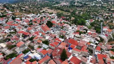 Kuzey Korfu Yunanistan 'daki Agioi douloi köyünün insansız hava aracı görüntüsü