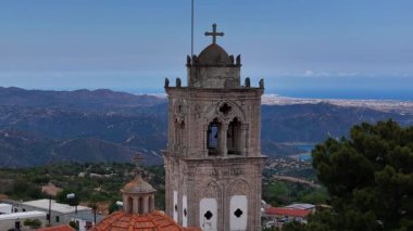 Kuzey Korfu Yunanistan 'daki Agioi douloi köyünün insansız hava aracı görüntüsü