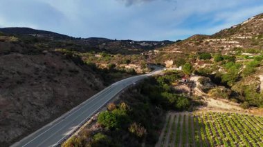 Dağlarda yılan gibi. Otobüs.