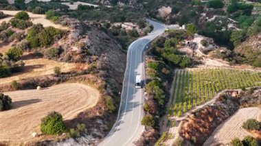 Virajdan geçen araçlar.