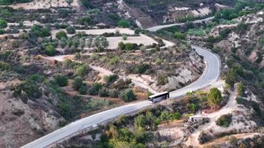 Dağlarda yılan gibi. Otobüs.