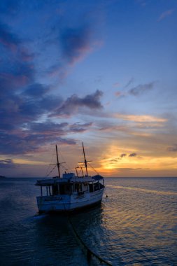 Altın Karayip Günbatımı Tahta İskeledeki Balıkçı teknelerine Ilık Işık Kalıyor.