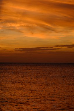 Denizin üzerinde güzel bir gün batımı