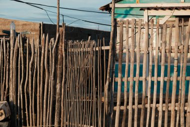 Mavi gökyüzü olan eski ahşap çit