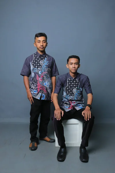Dois Homens Ásia Posando Vários Estilos Para Câmera Fundo Cinza — Fotografia de Stock
