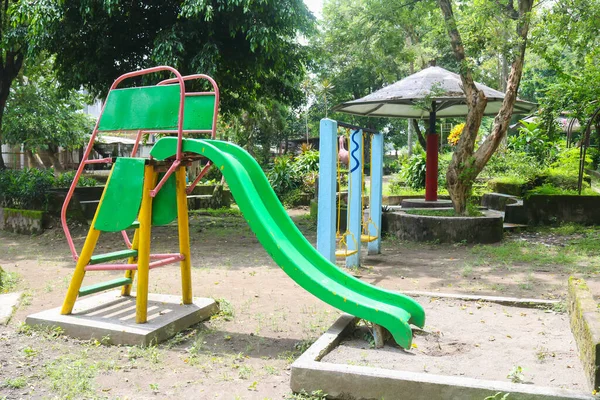 Parktaki çimenlikte renkli oyun alanı.