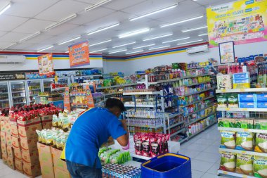 Kediri, Endonezya - Mart 2023: Indomaret çalışanları mağaza raflarında mal düzenliyorlar