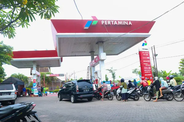 인도네시아 Nganjuk Indonesia 2023 인도네시아 자바의 타미나 주유소에서 연료를 재보급하기 — 스톡 사진