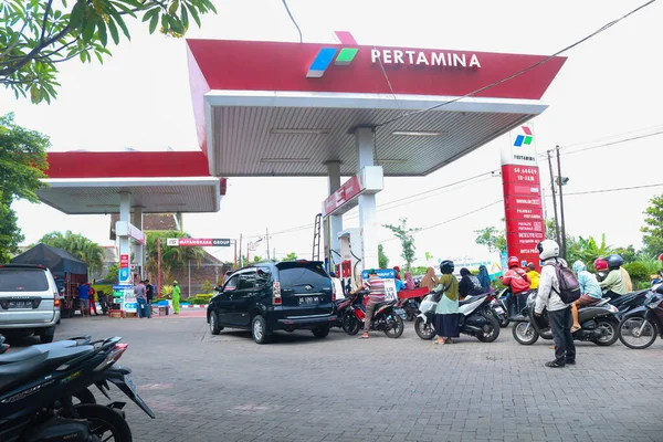 Kediri Indonesia Marzo 2023 Varios Vehículos Hacen Cola Para Repostar — Foto de Stock