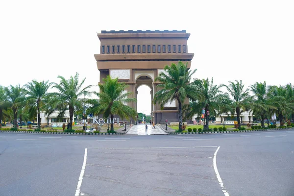Kediri, Endonezya - Mart 2023: Simpang Lima Gumul Anıtı veya SLG olarak kısaltılan yapı, Fransa 'nın başkenti Paris' teki Zafer Takı 'na benzeyen Kediri Regency' nin bir simgesi haline gelen binalardan biridir..