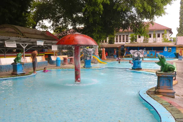 인도네시아 2022 어린이 수영장 안으로 미끄럼틀 있습니다 엄마와 아이들은 수영장에서 — 스톡 사진
