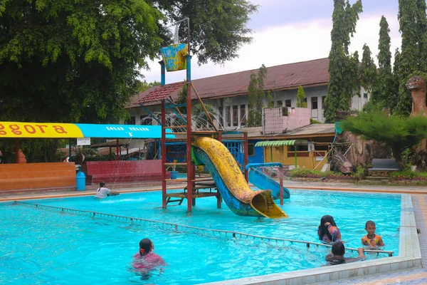 Kediri Indonesië December 2022 Kinderen Zwemmen Een Glijbaan Het Zwembad — Stockfoto