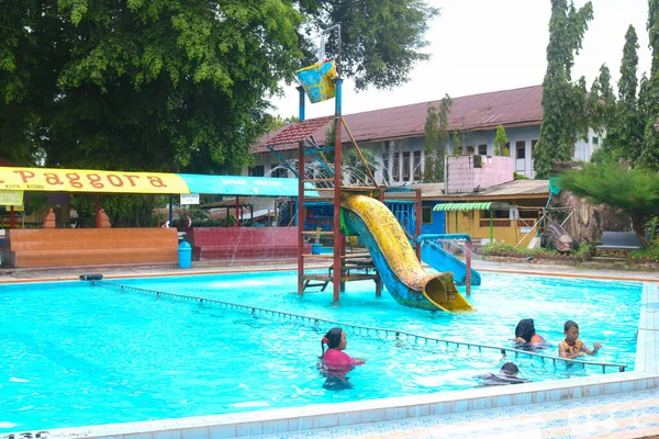 Kediri Indonesia Diciembre 2022 Niños Nadando Hay Tobogán Piscina Madre — Foto de Stock