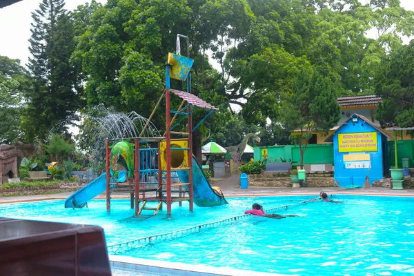 인도네시아 2022 어린이 수영장 안으로 미끄럼틀 있습니다 엄마와 아이들은 수영장에서 — 스톡 사진