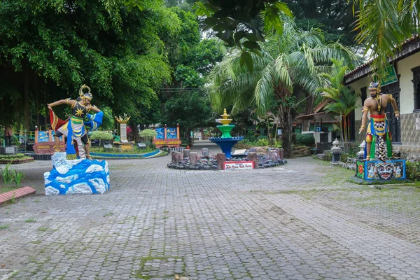 ケディリ インドネシア 5月2023 観光公園や家族のレクリエーションエリア 前庭には インドネシアで有名なワヤン文字の像があります — ストック写真