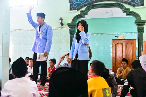 Kediri Indonesië Juni 2023 Mannelijke Student Geeft Uitleg Aan Kinderen — Stockfoto