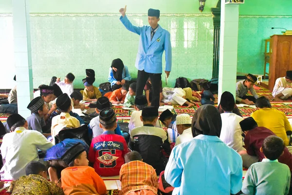 Kediri Indonezja Czerwca 2023 Student Udzielający Lekcji Dzieciom — Zdjęcie stockowe
