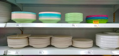 Kediri, Endonezya - 18 Haziran 2023: Mini market raflarında bulaşık yığını. Kapat.