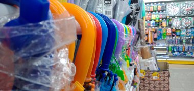 Kediri, Endonezya - 9 Temmuz 2023: MR DIY mağazasındaki raflara çeşitli şirin ve moda tasarım şemsiye ürünleri yerleştiriliyor