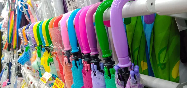Kediri, Endonezya - 9 Temmuz 2023: MR DIY mağazasındaki raflara çeşitli şirin ve moda tasarım şemsiye ürünleri yerleştiriliyor