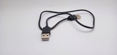 Beyaz arka planda siyah USB kablosu. izole usb kablosu.