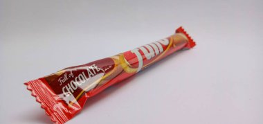 Nganjuk, Endonezya - 10 Temmuz 2023: Beyaz arka planda çok çekici bir çikolata waffer çubuğu görüntüsü. Lezzetli ve havayı mutlu ediyor.