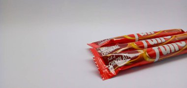 Nganjuk, Endonezya - 10 Temmuz 2023: Beyaz arka planda çok çekici bir çikolata waffer çubuğu görüntüsü. Lezzetli ve havayı mutlu ediyor.