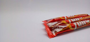 Nganjuk, Endonezya - 10 Temmuz 2023: Beyaz arka planda çok çekici bir çikolata waffer çubuğu görüntüsü. Lezzetli ve havayı mutlu ediyor.