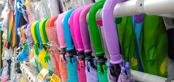 Kediri, Endonezya - 9 Temmuz 2023: MR DIY mağazasındaki raflara çeşitli şirin ve moda tasarım şemsiye ürünleri yerleştiriliyor