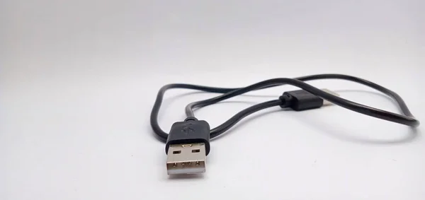 白色背景上的黑色Usb电缆 隔离的Usb绳索 — 图库照片