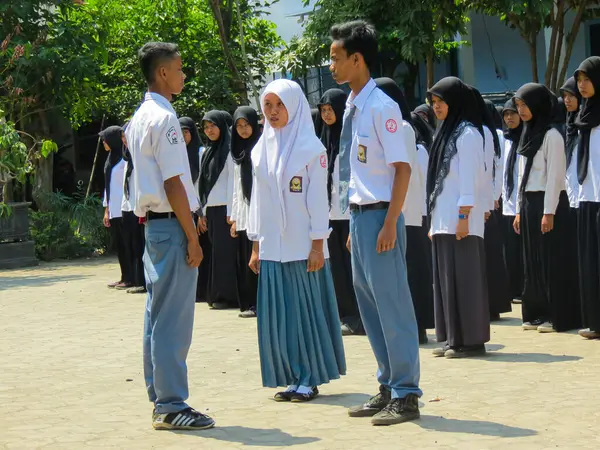 印度尼西亚Kediri 2023年7月27日 高中生作为学校的国旗仪式官员 在国歌Indonesia Raya的伴奏下升起国旗 — 图库照片