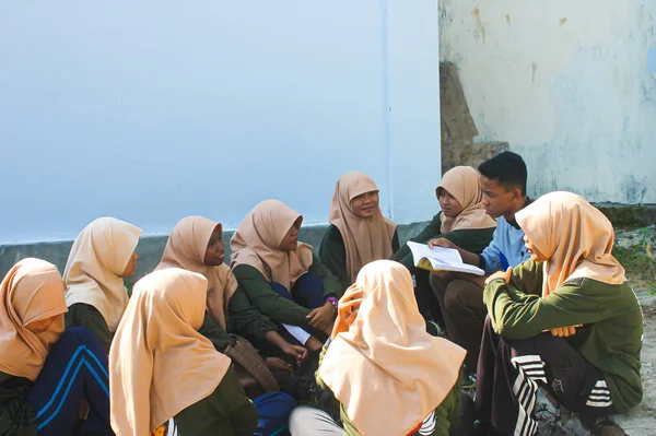 Kediri Indonezja Lipca 2023 Opis Interakcji Uczniów Szkół Średnich Rówieśnikami — Zdjęcie stockowe