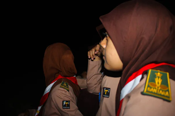 Kediri Indonésie Července 2023 Asijky Skautka Uniformě Sedí Dívá Noc — Stock fotografie
